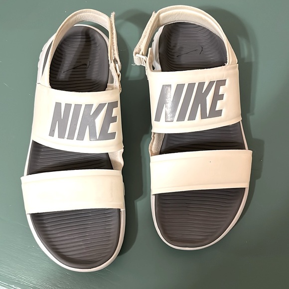 Women’s Nike Sandals - Picture 1 of 1